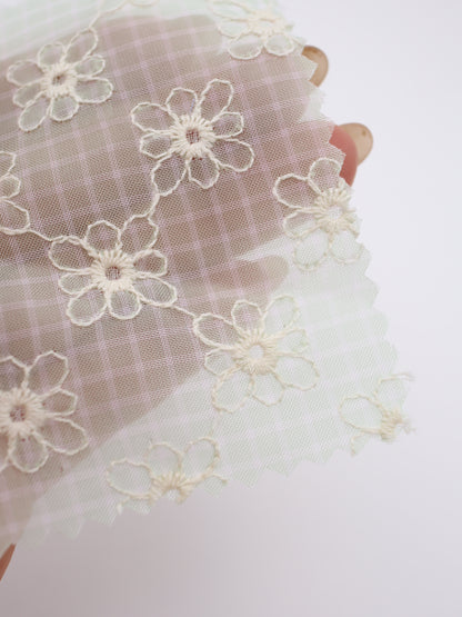 先染めチェック×精密フラワー刺繍ボイル生地｜【生地幅】約139センチ 【混率】ポリエステル100％｜ドッグウェア・春夏ブラウス・装飾オーバースカート向け