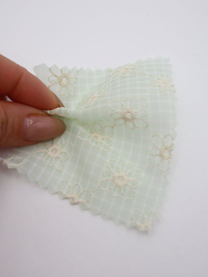 先染めチェック×精密フラワー刺繍ボイル生地｜【生地幅】約139センチ 【混率】ポリエステル100％｜ドッグウェア・春夏ブラウス・装飾オーバースカート向け