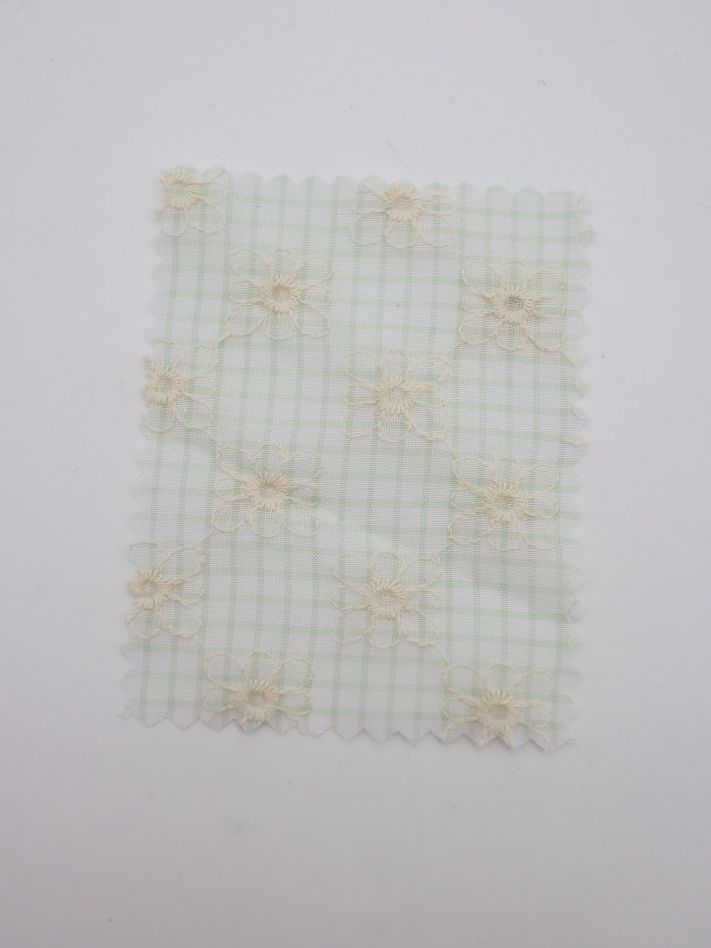 先染めチェック×精密フラワー刺繍ボイル生地｜【生地幅】約139センチ 【混率】ポリエステル100％｜ドッグウェア・春夏ブラウス・装飾オーバースカート向け