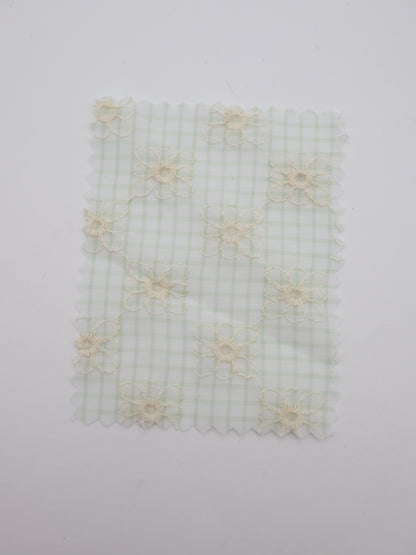 先染めチェック×精密フラワー刺繍ボイル生地｜【生地幅】約139センチ 【混率】ポリエステル100％｜ドッグウェア・春夏ブラウス・装飾オーバースカート向け