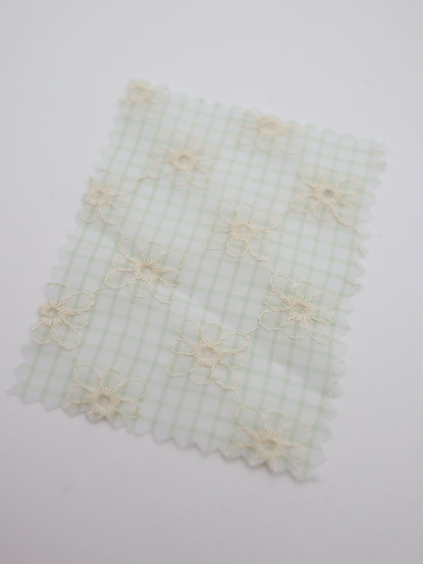 先染めチェック×精密フラワー刺繍ボイル生地｜【生地幅】約139センチ 【混率】ポリエステル100％｜ドッグウェア・春夏ブラウス・装飾オーバースカート向け
