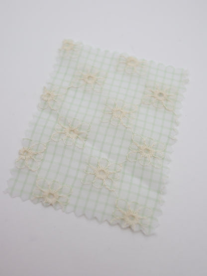 先染めチェック×精密フラワー刺繍ボイル生地｜【生地幅】約139センチ 【混率】ポリエステル100％｜ドッグウェア・春夏ブラウス・装飾オーバースカート向け