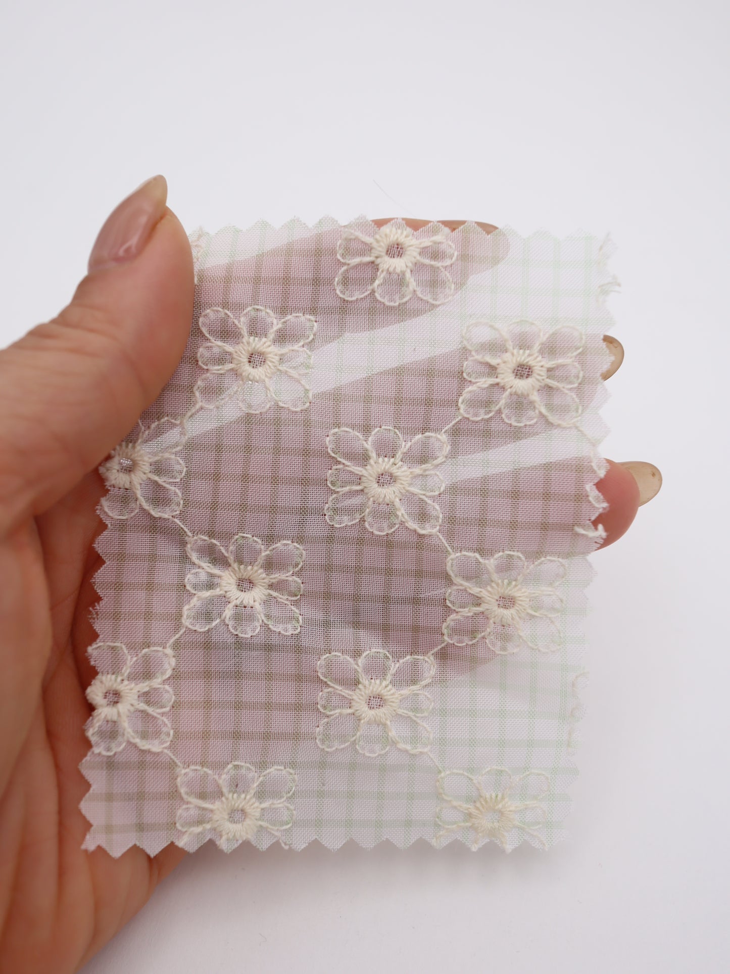 先染めチェック×精密フラワー刺繍ボイル生地｜【生地幅】約139センチ 【混率】ポリエステル100％｜ドッグウェア・春夏ブラウス・装飾オーバースカート向け