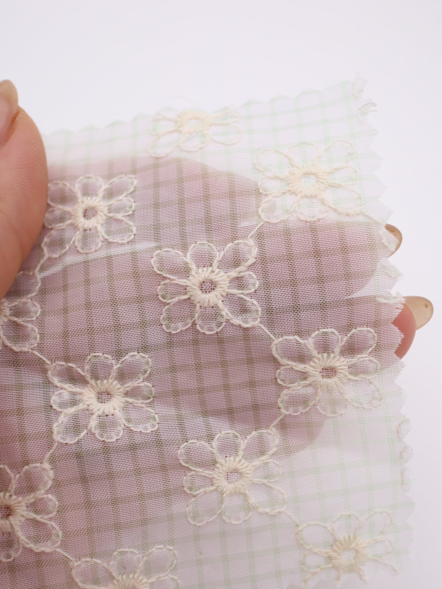 先染めチェック×精密フラワー刺繍ボイル生地｜【生地幅】約139センチ 【混率】ポリエステル100％｜ドッグウェア・春夏ブラウス・装飾オーバースカート向け