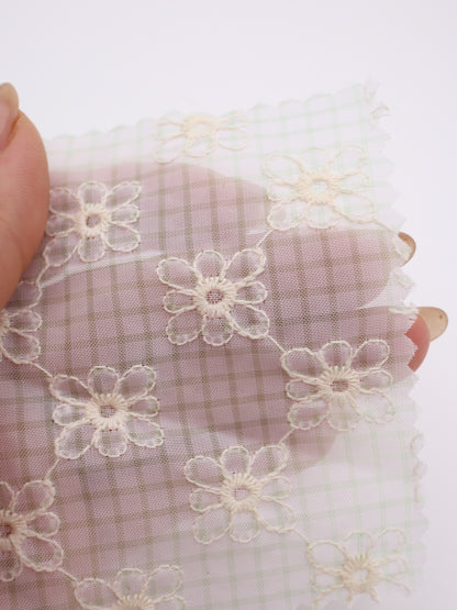 先染めチェック×精密フラワー刺繍ボイル生地｜【生地幅】約139センチ 【混率】ポリエステル100％｜ドッグウェア・春夏ブラウス・装飾オーバースカート向け
