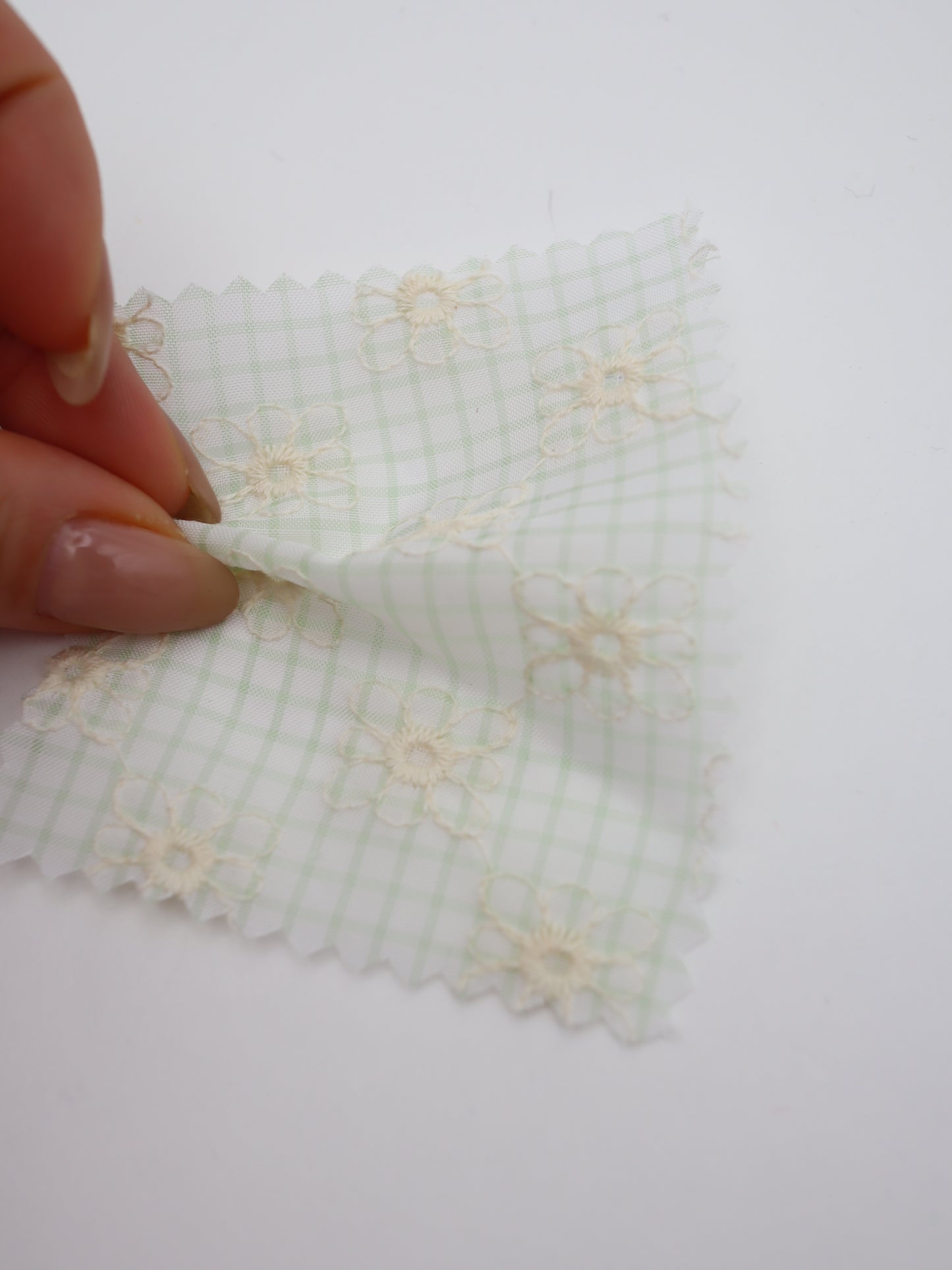 先染めチェック×精密フラワー刺繍ボイル生地｜【生地幅】約139センチ 【混率】ポリエステル100％｜ドッグウェア・春夏ブラウス・装飾オーバースカート向け