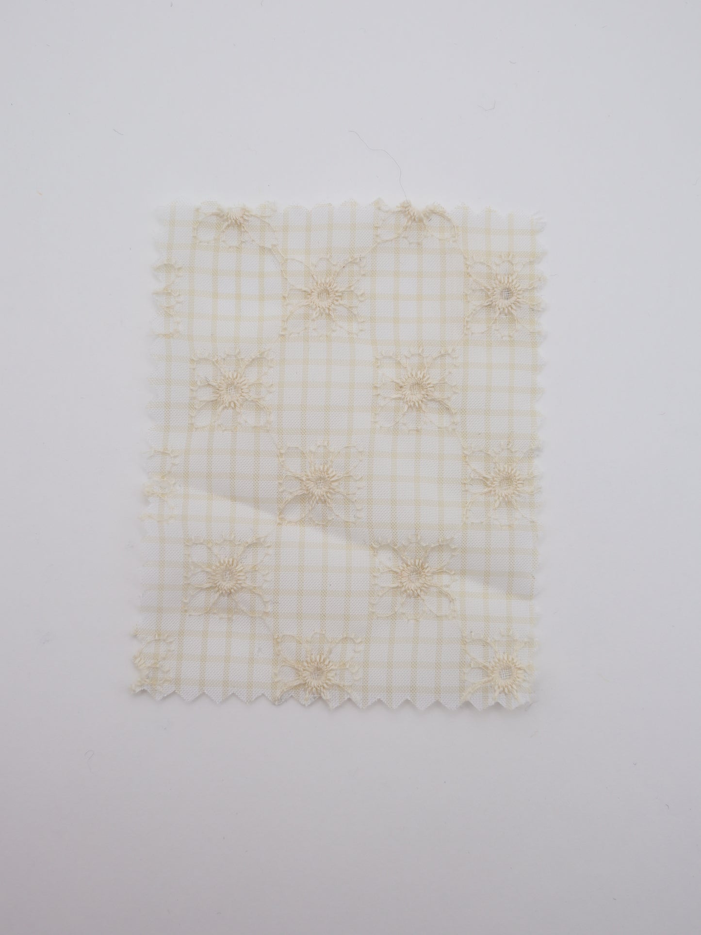 先染めチェック×精密フラワー刺繍ボイル生地｜【生地幅】約139センチ 【混率】ポリエステル100％｜ドッグウェア・春夏ブラウス・装飾オーバースカート向け