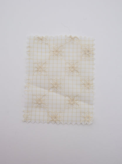 先染めチェック×精密フラワー刺繍ボイル生地｜【生地幅】約139センチ 【混率】ポリエステル100％｜ドッグウェア・春夏ブラウス・装飾オーバースカート向け