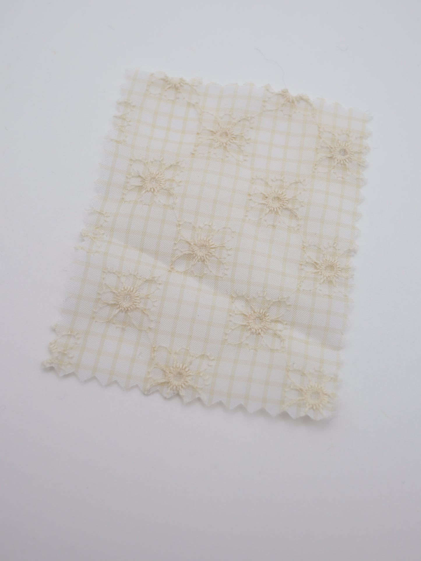 先染めチェック×精密フラワー刺繍ボイル生地｜【生地幅】約139センチ 【混率】ポリエステル100％｜ドッグウェア・春夏ブラウス・装飾オーバースカート向け