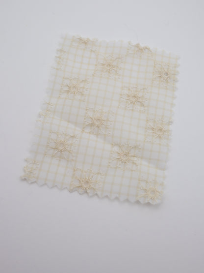 先染めチェック×精密フラワー刺繍ボイル生地｜【生地幅】約139センチ 【混率】ポリエステル100％｜ドッグウェア・春夏ブラウス・装飾オーバースカート向け