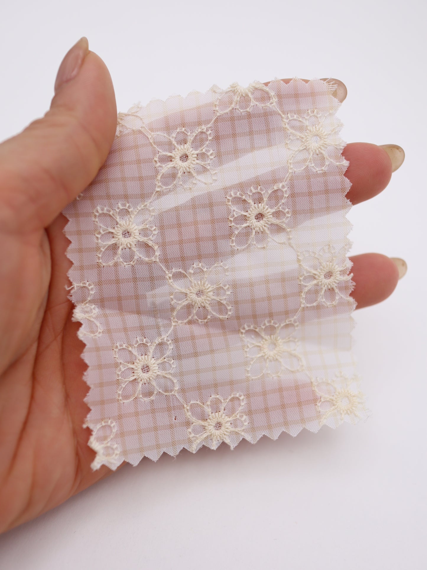先染めチェック×精密フラワー刺繍ボイル生地｜【生地幅】約139センチ 【混率】ポリエステル100％｜ドッグウェア・春夏ブラウス・装飾オーバースカート向け