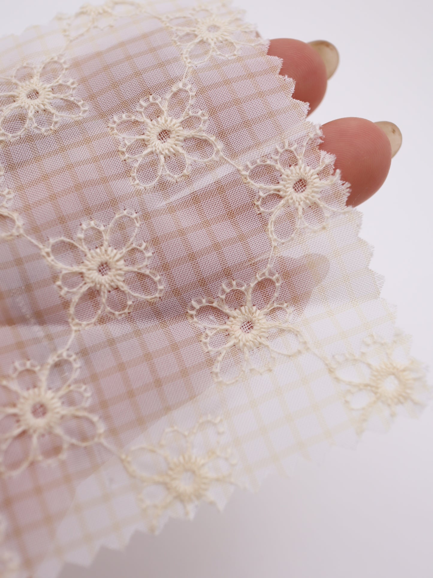 先染めチェック×精密フラワー刺繍ボイル生地｜【生地幅】約139センチ 【混率】ポリエステル100％｜ドッグウェア・春夏ブラウス・装飾オーバースカート向け