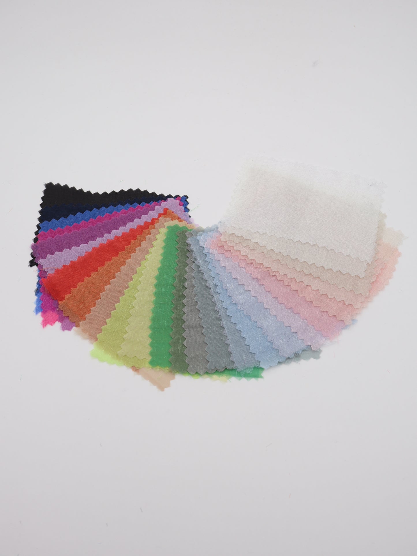微光沢シアー・しぼシフォン（楊柳）生地｜【生地幅】約137センチ 【混率】ナイロン61％ポリエステル39％｜春夏ブラウス・シアーシャツ・ワンピース・重ね着向き