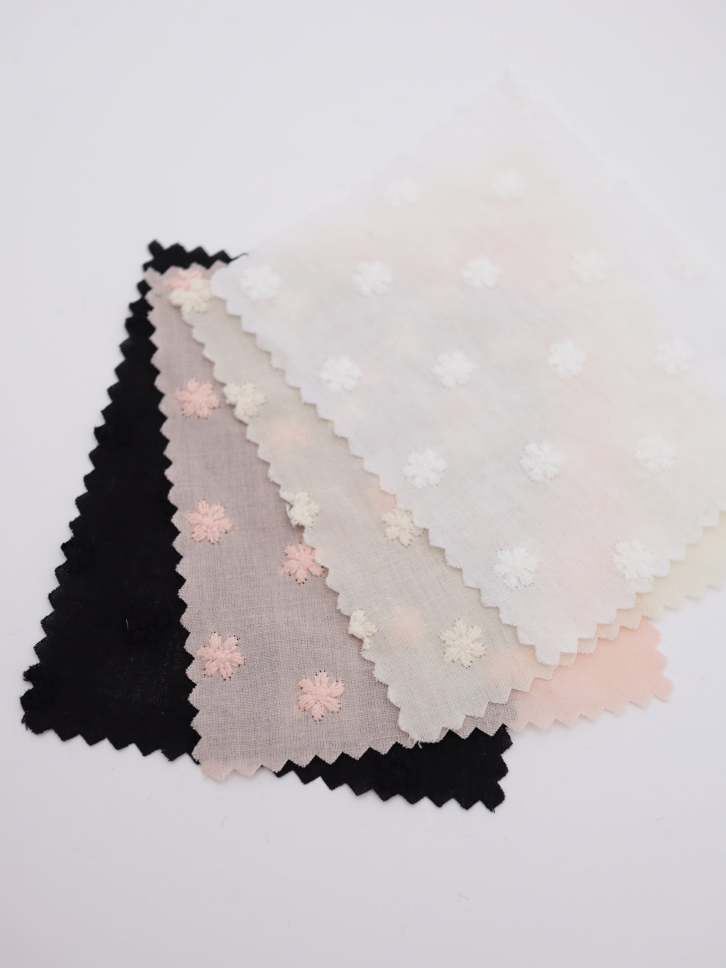 綿100%・精密プチフラワー刺繍ローン生地｜【生地幅】約137センチ 【混率】綿100％｜春夏ブラウス・ワンピース・子供服向け
