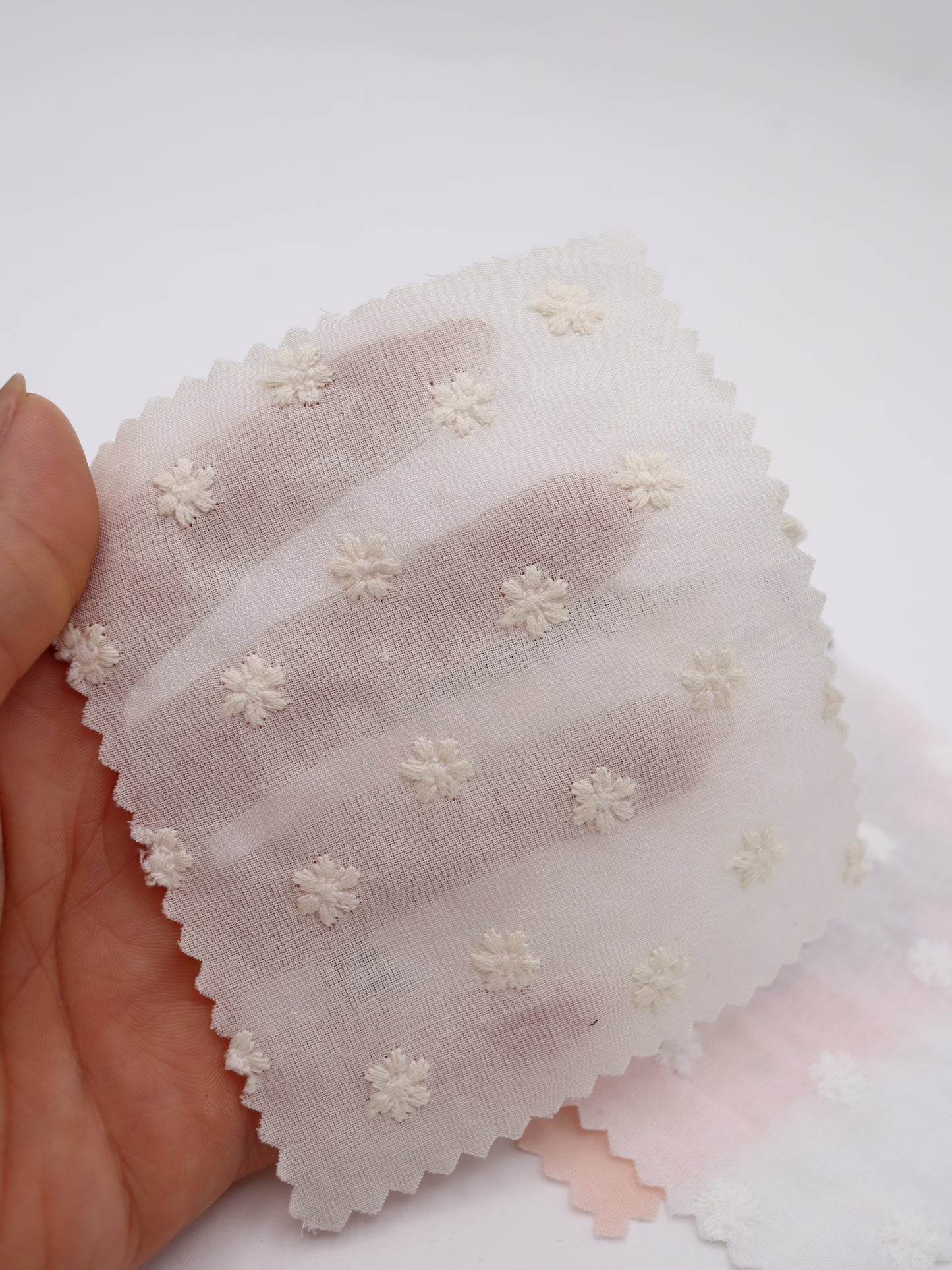 韓国生地　刺繍レース生地　花柄刺繍生地
