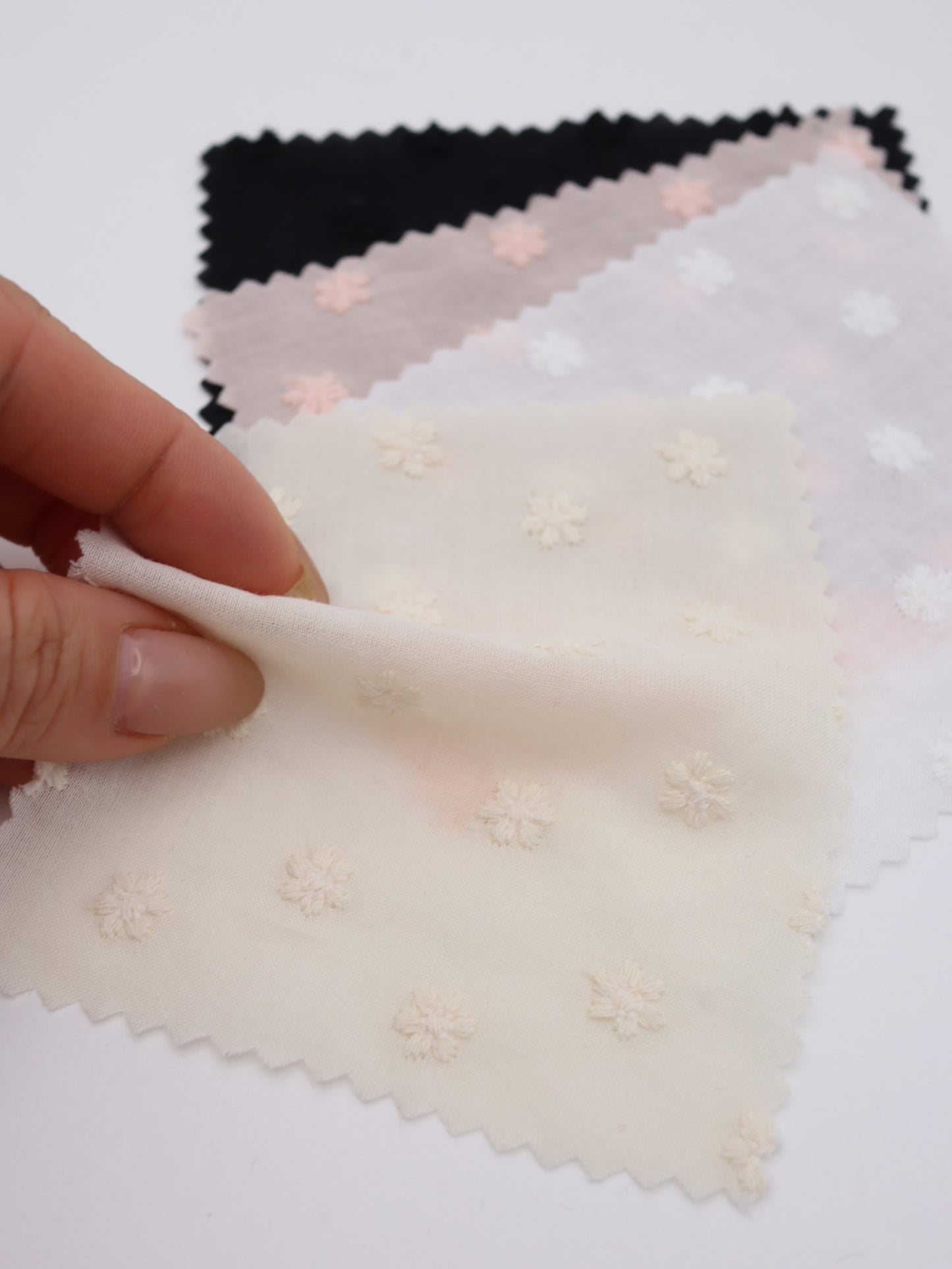 綿100%・精密プチフラワー刺繍ローン生地｜【生地幅】約137センチ 【混率】綿100％｜春夏ブラウス・ワンピース・子供服向け