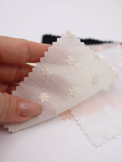 綿100%・精密プチフラワー刺繍ローン生地｜【生地幅】約137センチ 【混率】綿100％｜春夏ブラウス・ワンピース・子供服向け