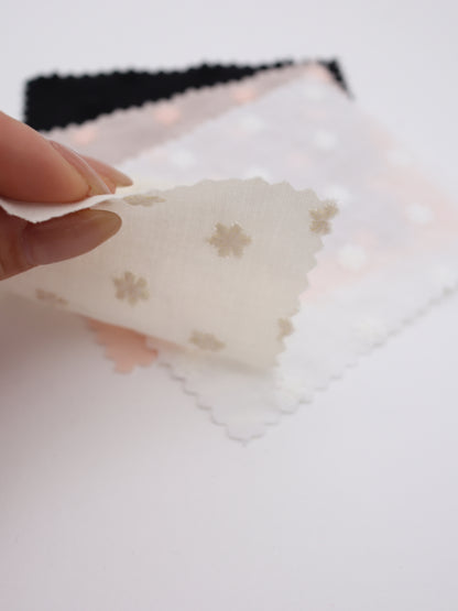 綿100%・精密プチフラワー刺繍ローン生地｜【生地幅】約137センチ 【混率】綿100％｜春夏ブラウス・ワンピース・子供服向け