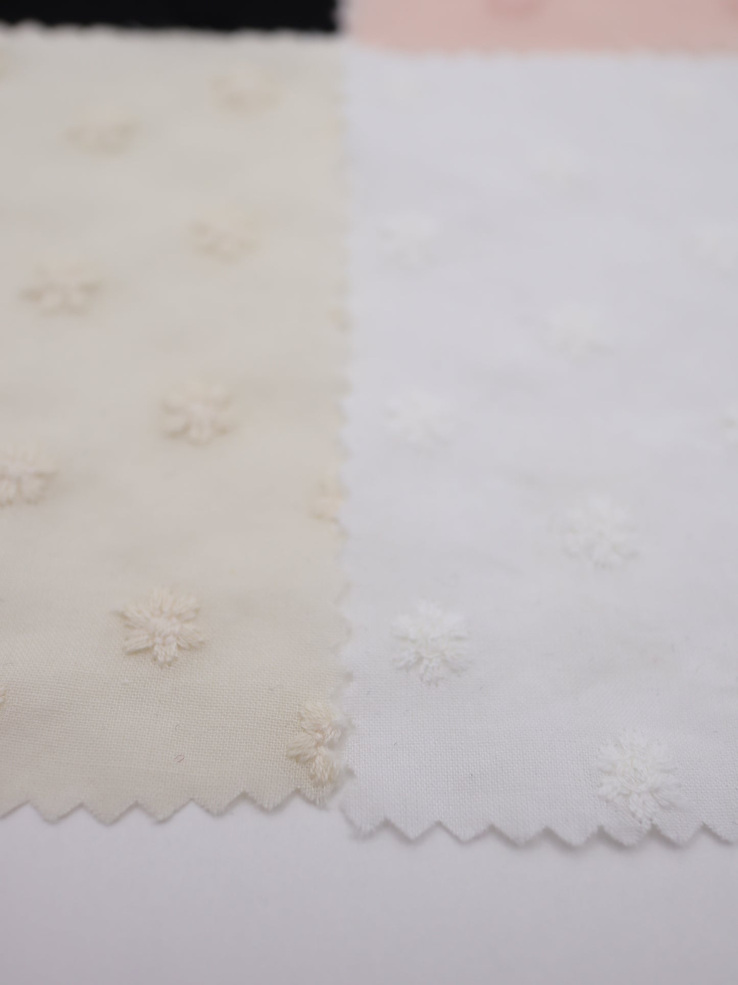 綿100%・精密プチフラワー刺繍ローン生地｜【生地幅】約137センチ 【混率】綿100％｜春夏ブラウス・ワンピース・子供服向け