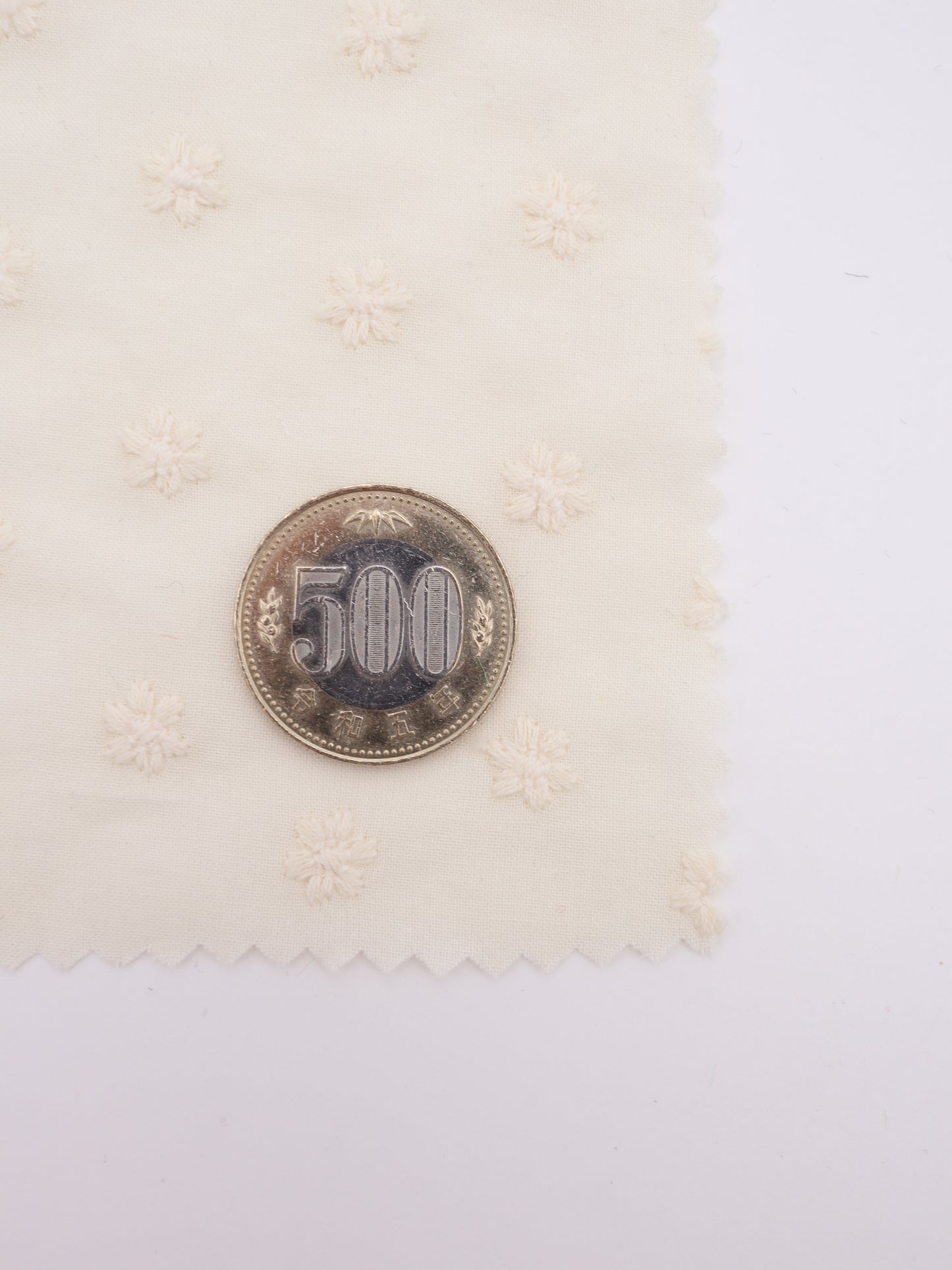 綿100%・精密プチフラワー刺繍ローン生地｜【生地幅】約137センチ 【混率】綿100％｜春夏ブラウス・ワンピース・子供服向け