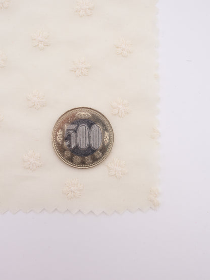 綿100%・精密プチフラワー刺繍ローン生地｜【生地幅】約137センチ 【混率】綿100％｜春夏ブラウス・ワンピース・子供服向け