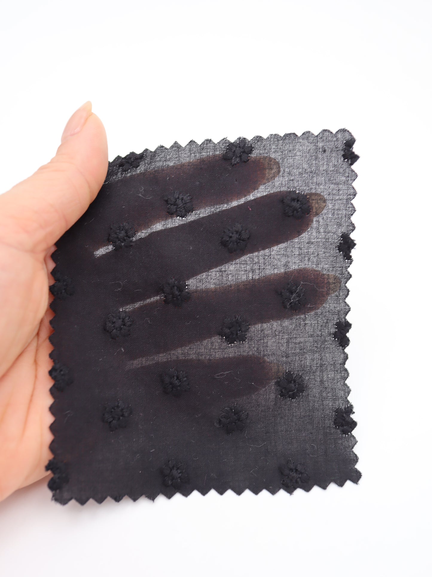 綿100%・精密プチフラワー刺繍ローン生地｜【生地幅】約137センチ 【混率】綿100％｜春夏ブラウス・ワンピース・子供服向け