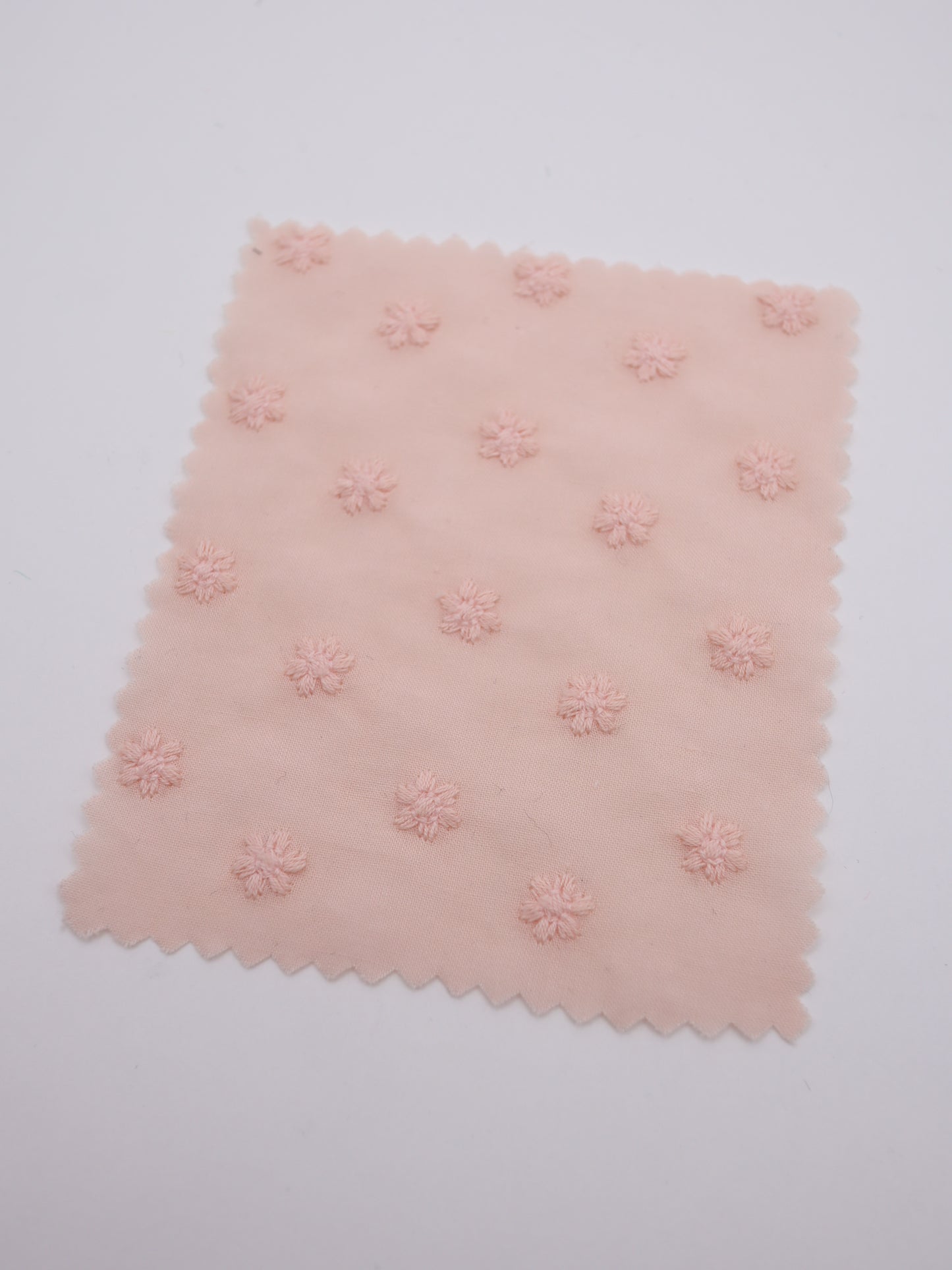 綿100%・精密プチフラワー刺繍ローン生地｜【生地幅】約137センチ 【混率】綿100％｜春夏ブラウス・ワンピース・子供服向け