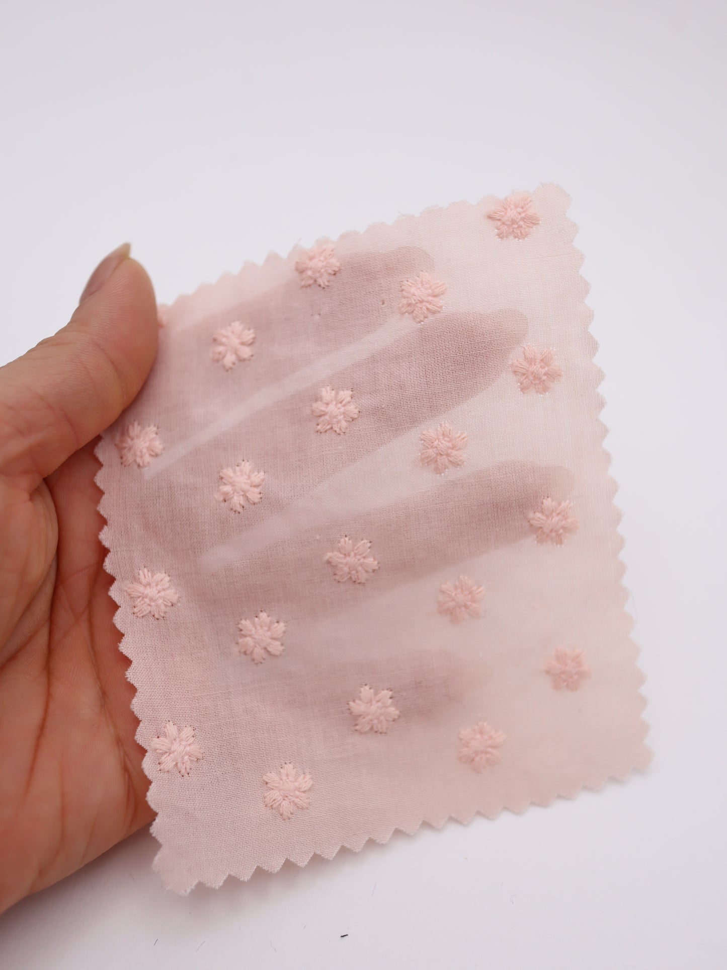 綿100%・精密プチフラワー刺繍ローン生地｜【生地幅】約137センチ 【混率】綿100％｜春夏ブラウス・ワンピース・子供服向け