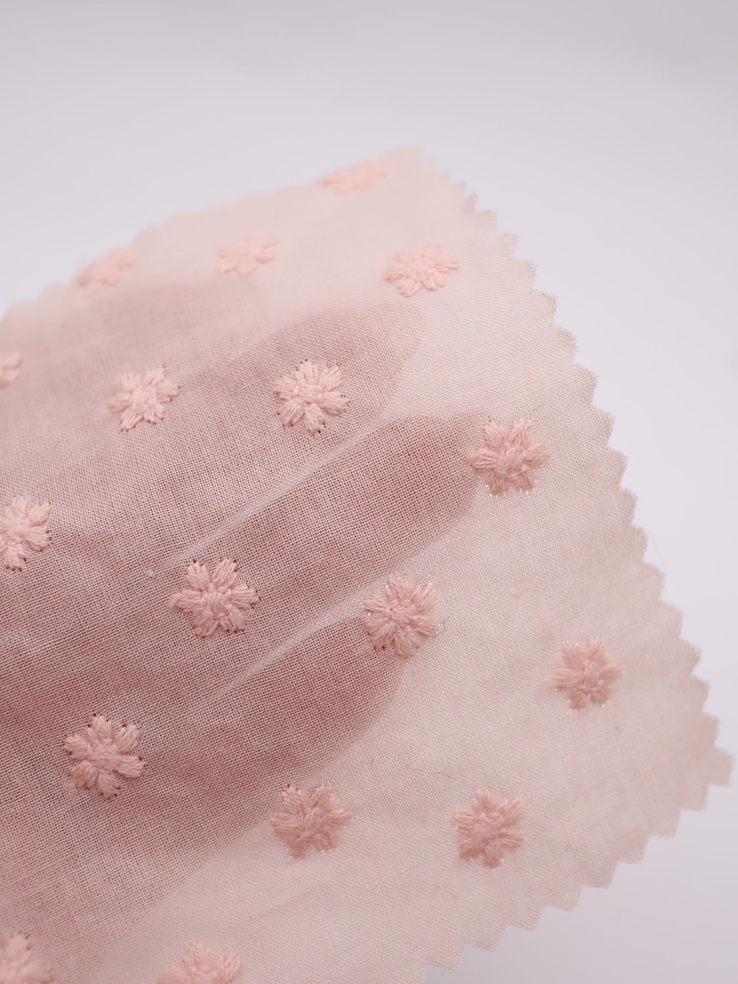 綿100%・精密プチフラワー刺繍ローン生地｜【生地幅】約137センチ 【混率】綿100％｜春夏ブラウス・ワンピース・子供服向け