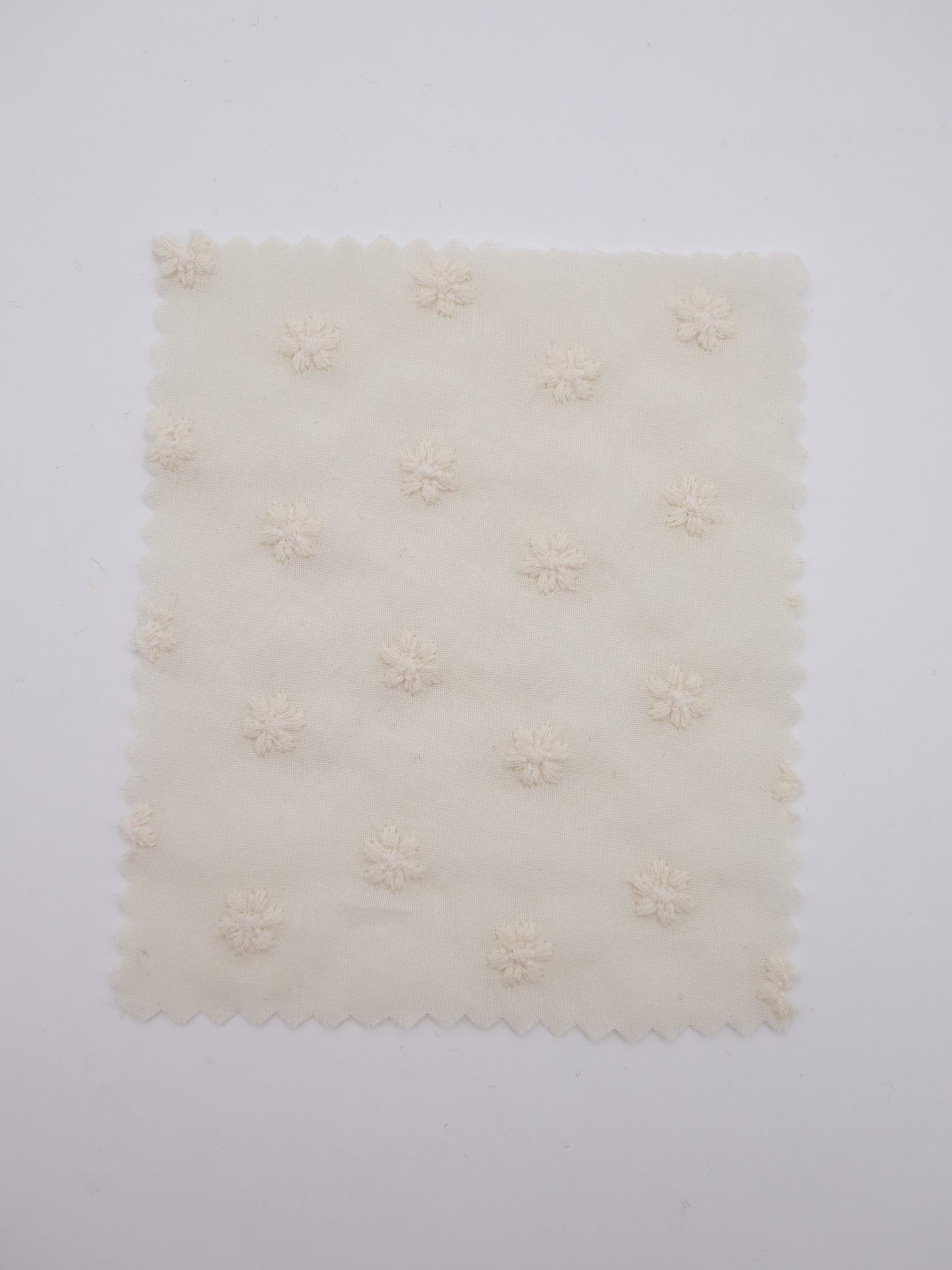 綿100%・精密プチフラワー刺繍ローン生地｜【生地幅】約137センチ 【混率】綿100％｜春夏ブラウス・ワンピース・子供服向け