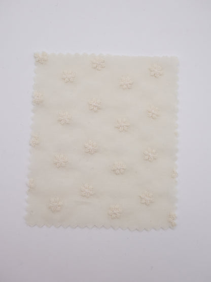 綿100%・精密プチフラワー刺繍ローン生地｜【生地幅】約137センチ 【混率】綿100％｜春夏ブラウス・ワンピース・子供服向け