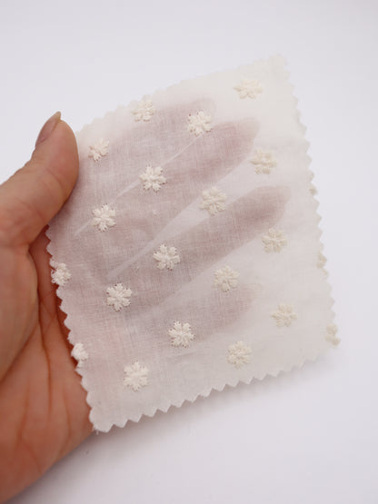 綿100%・精密プチフラワー刺繍ローン生地｜【生地幅】約137センチ 【混率】綿100％｜春夏ブラウス・ワンピース・子供服向け