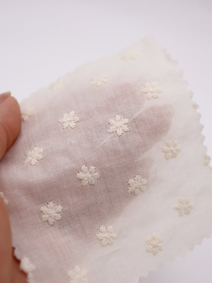 綿100%・精密プチフラワー刺繍ローン生地｜【生地幅】約137センチ 【混率】綿100％｜春夏ブラウス・ワンピース・子供服向け