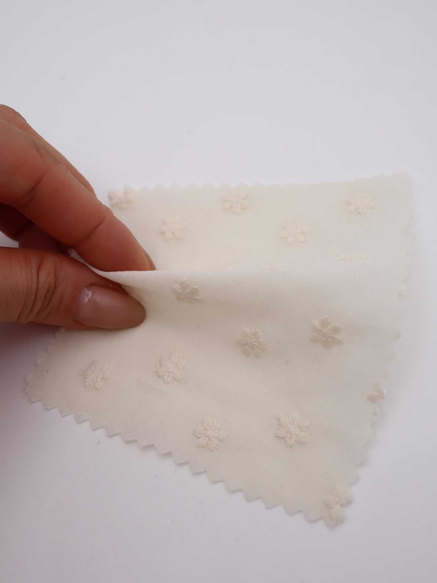 綿100%・精密プチフラワー刺繍ローン生地｜【生地幅】約137センチ 【混率】綿100％｜春夏ブラウス・ワンピース・子供服向け