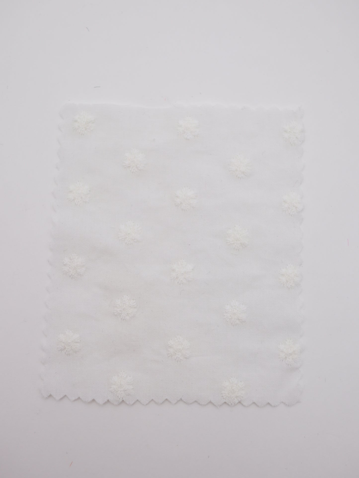 綿100%・精密プチフラワー刺繍ローン生地｜【生地幅】約137センチ 【混率】綿100％｜春夏ブラウス・ワンピース・子供服向け