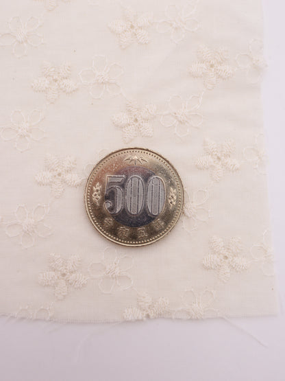 綿100%・オールオーバーフラワー刺繍ローン生地｜【生地幅】約132センチ 【混率】綿100％｜春夏ブラウス・ワンピース・子供服向け