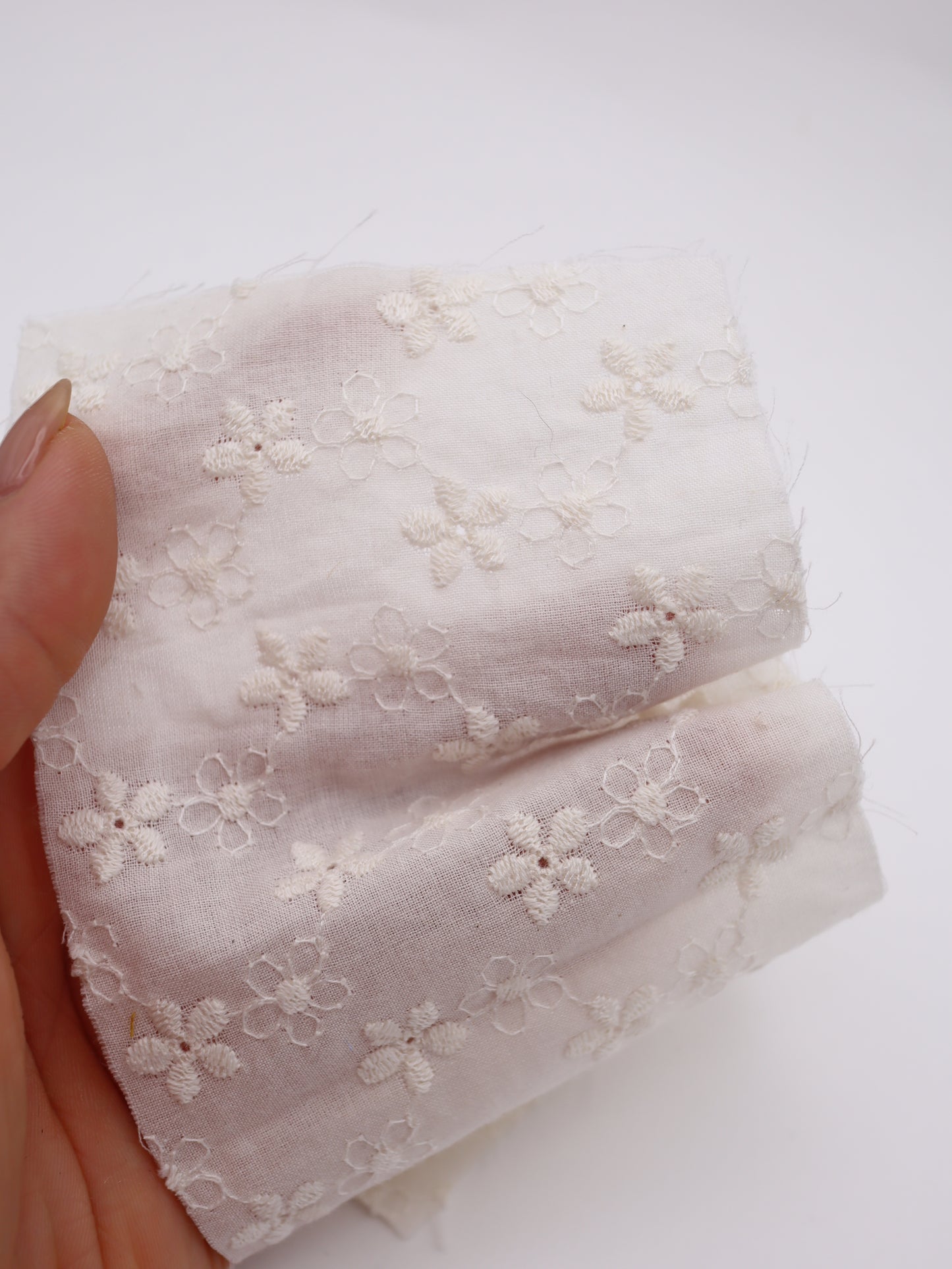 綿100%・オールオーバーフラワー刺繍ローン生地｜【生地幅】約132センチ 【混率】綿100％｜春夏ブラウス・ワンピース・子供服向け
