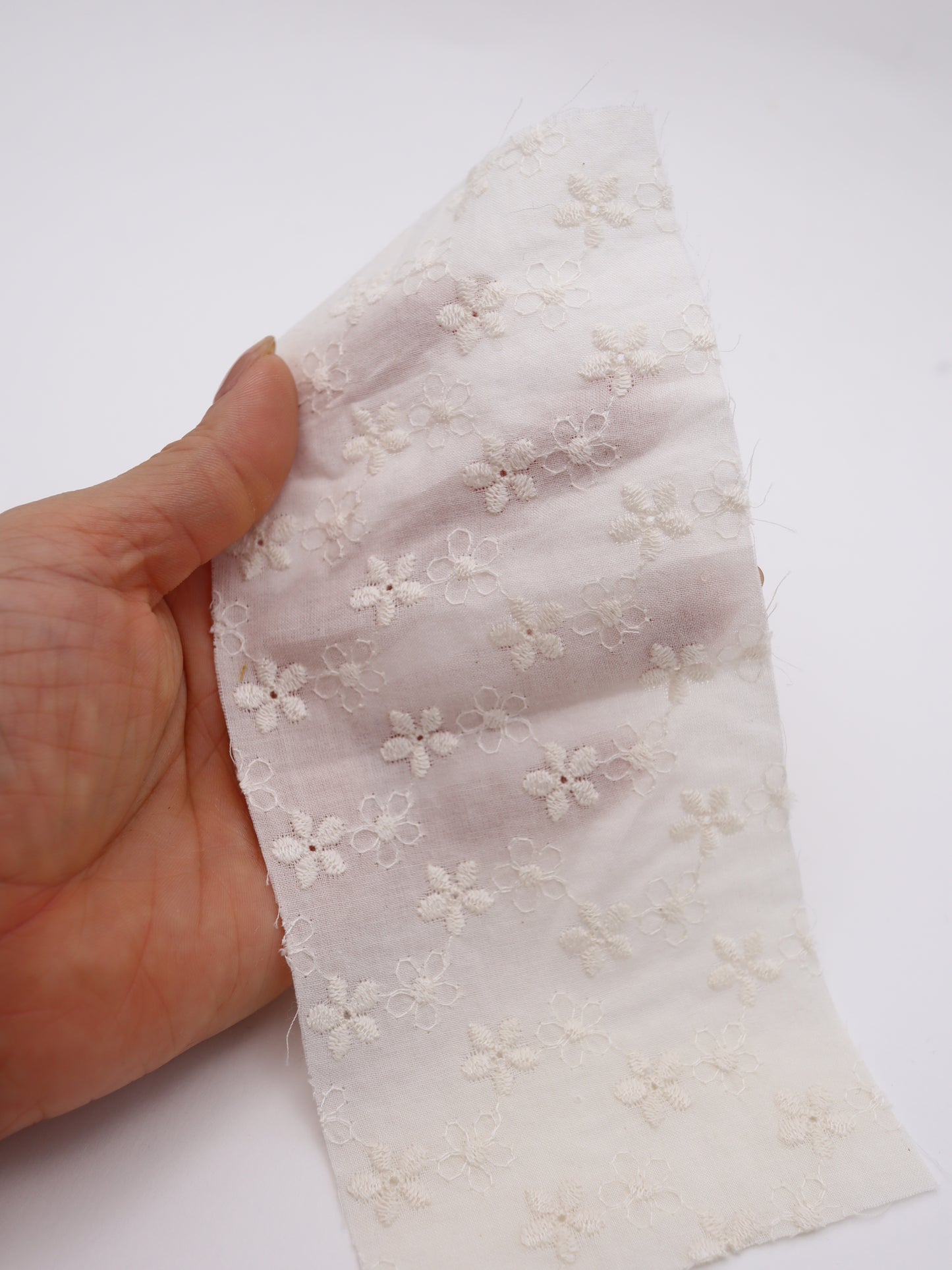 綿100%・オールオーバーフラワー刺繍ローン生地｜【生地幅】約132センチ 【混率】綿100％｜春夏ブラウス・ワンピース・子供服向け