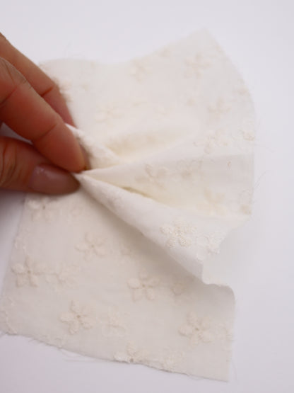 綿100%・オールオーバーフラワー刺繍ローン生地｜【生地幅】約132センチ 【混率】綿100％｜春夏ブラウス・ワンピース・子供服向け