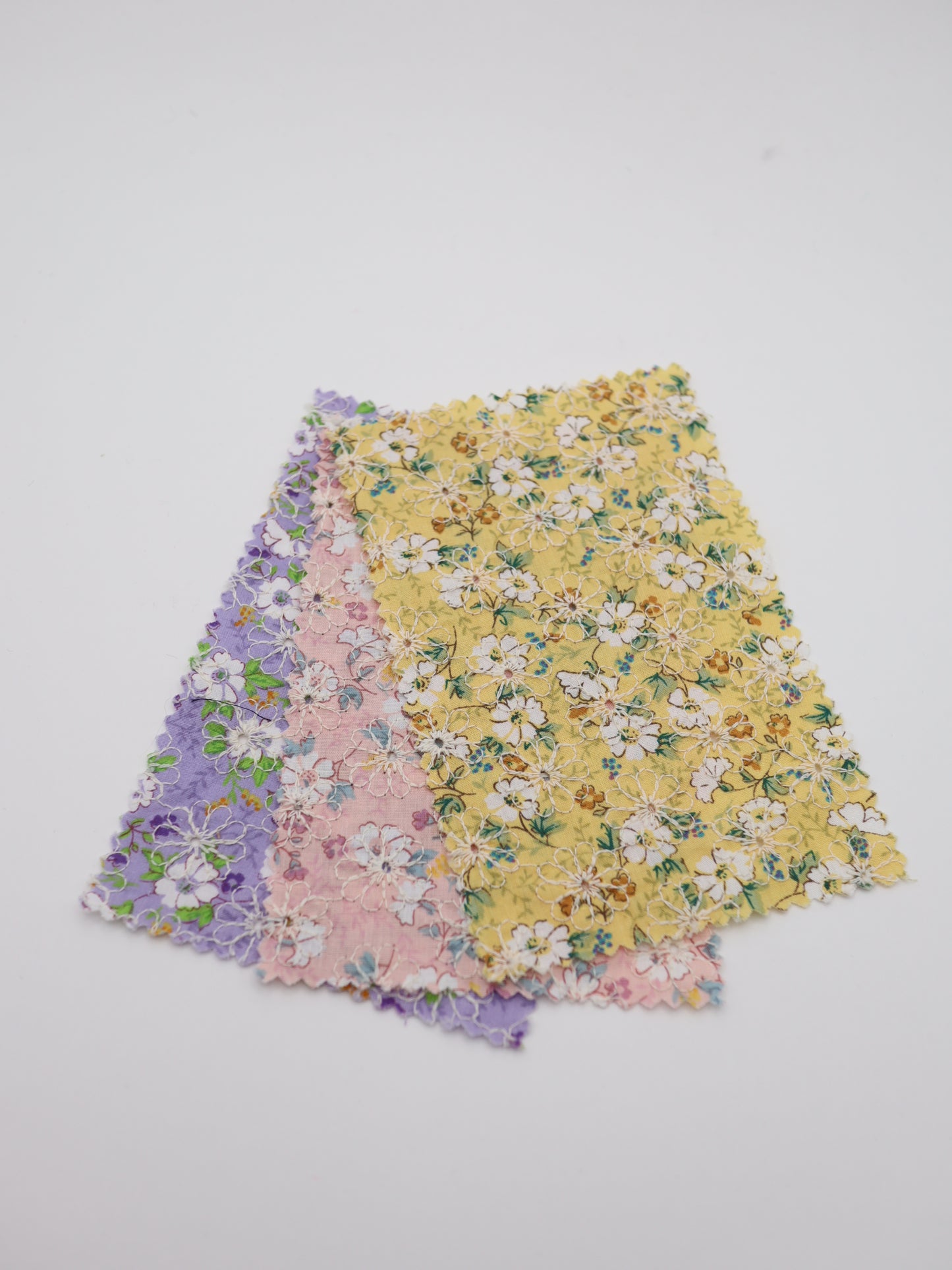 綿100%・フラワープリント×フラワー刺繍ローン生地｜【生地幅】約132センチ 【混率】綿100％｜春夏ブラウス・ワンピース・子供服向け