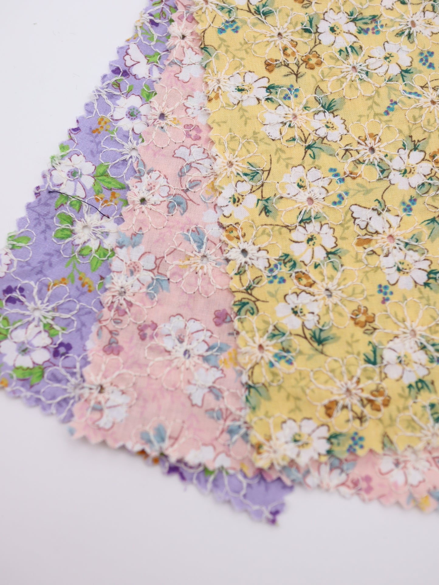綿100%・フラワープリント×フラワー刺繍ローン生地｜【生地幅】約132センチ 【混率】綿100％｜春夏ブラウス・ワンピース・子供服向け