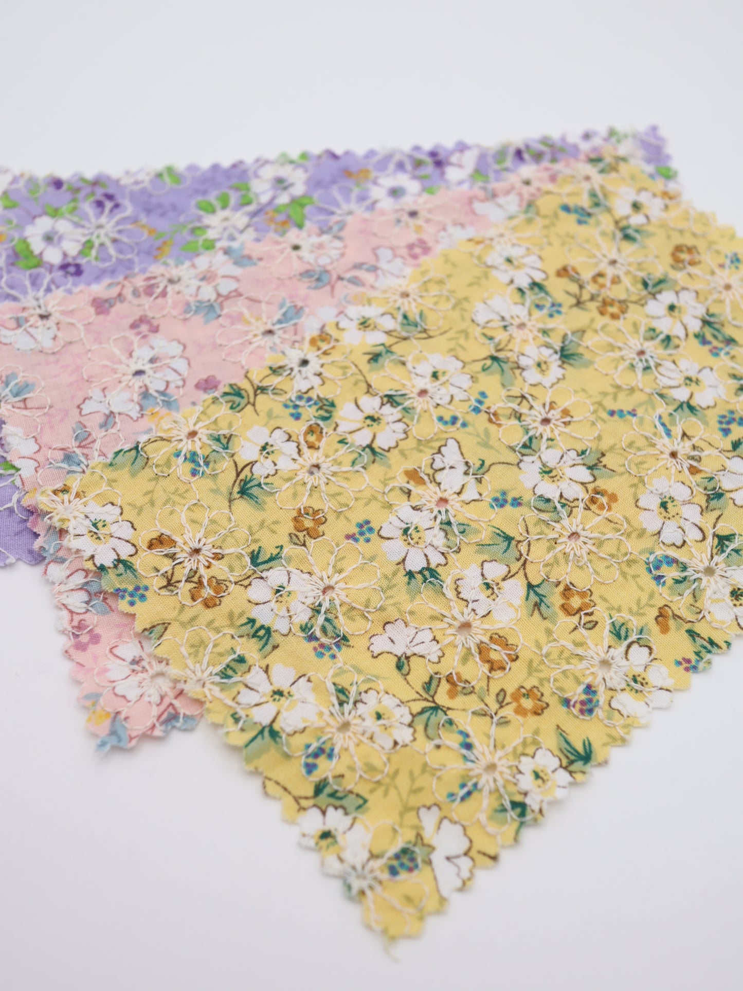 綿100%・フラワープリント×フラワー刺繍ローン生地｜【生地幅】約132センチ 【混率】綿100％｜春夏ブラウス・ワンピース・子供服向け