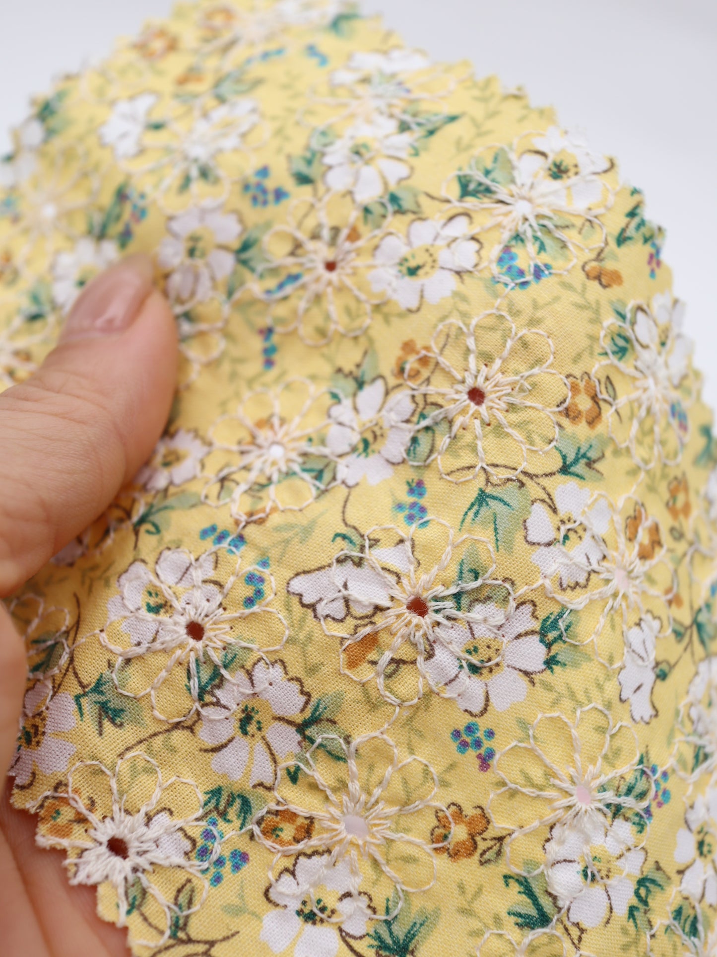 綿100%・フラワープリント×フラワー刺繍ローン生地｜【生地幅】約132センチ 【混率】綿100％｜春夏ブラウス・ワンピース・子供服向け
