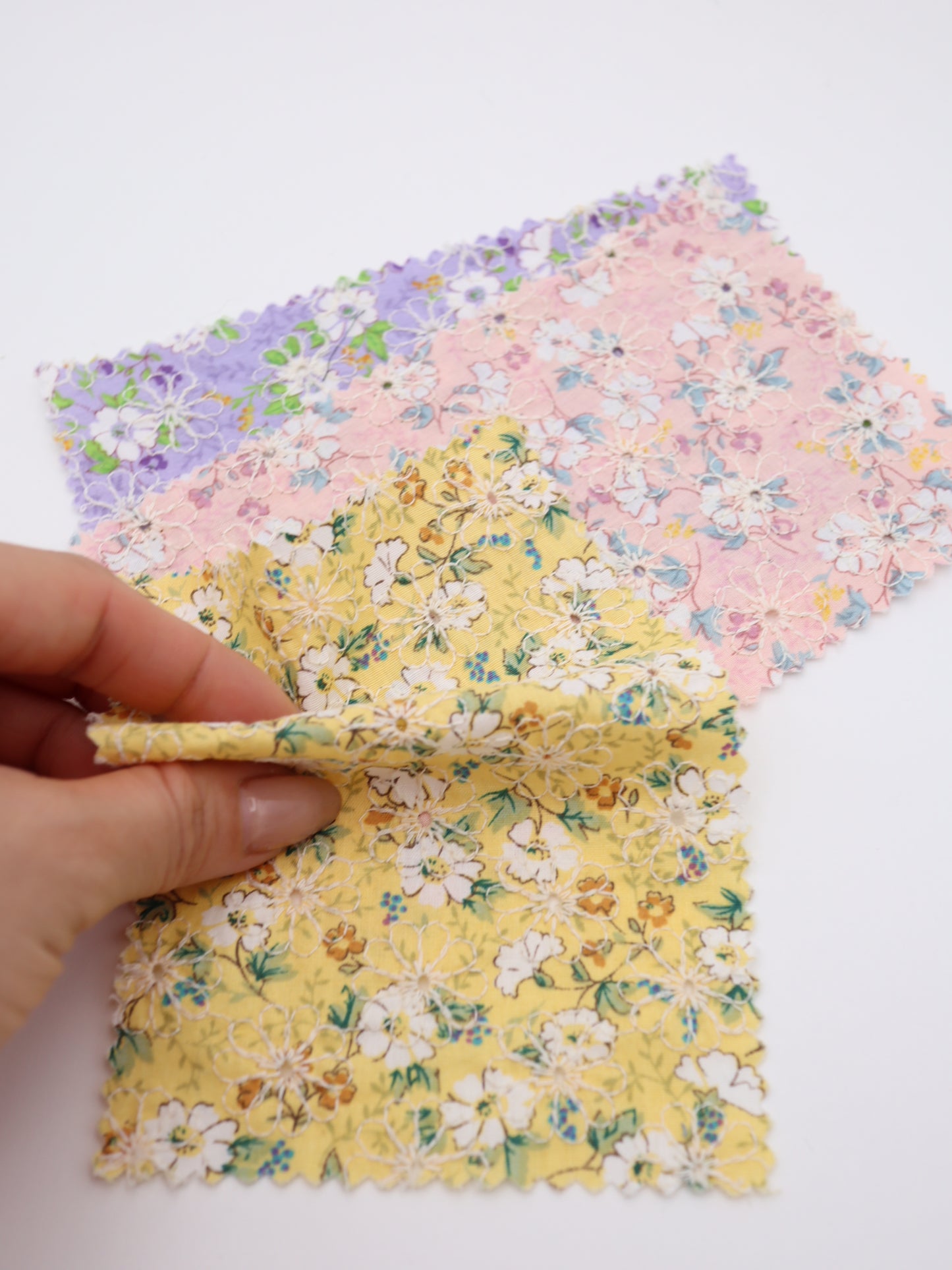 綿100%・フラワープリント×フラワー刺繍ローン生地｜【生地幅】約132センチ 【混率】綿100％｜春夏ブラウス・ワンピース・子供服向け