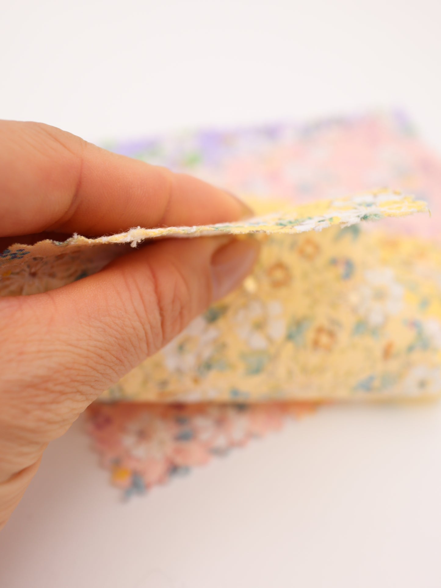 綿100%・フラワープリント×フラワー刺繍ローン生地｜【生地幅】約132センチ 【混率】綿100％｜春夏ブラウス・ワンピース・子供服向け