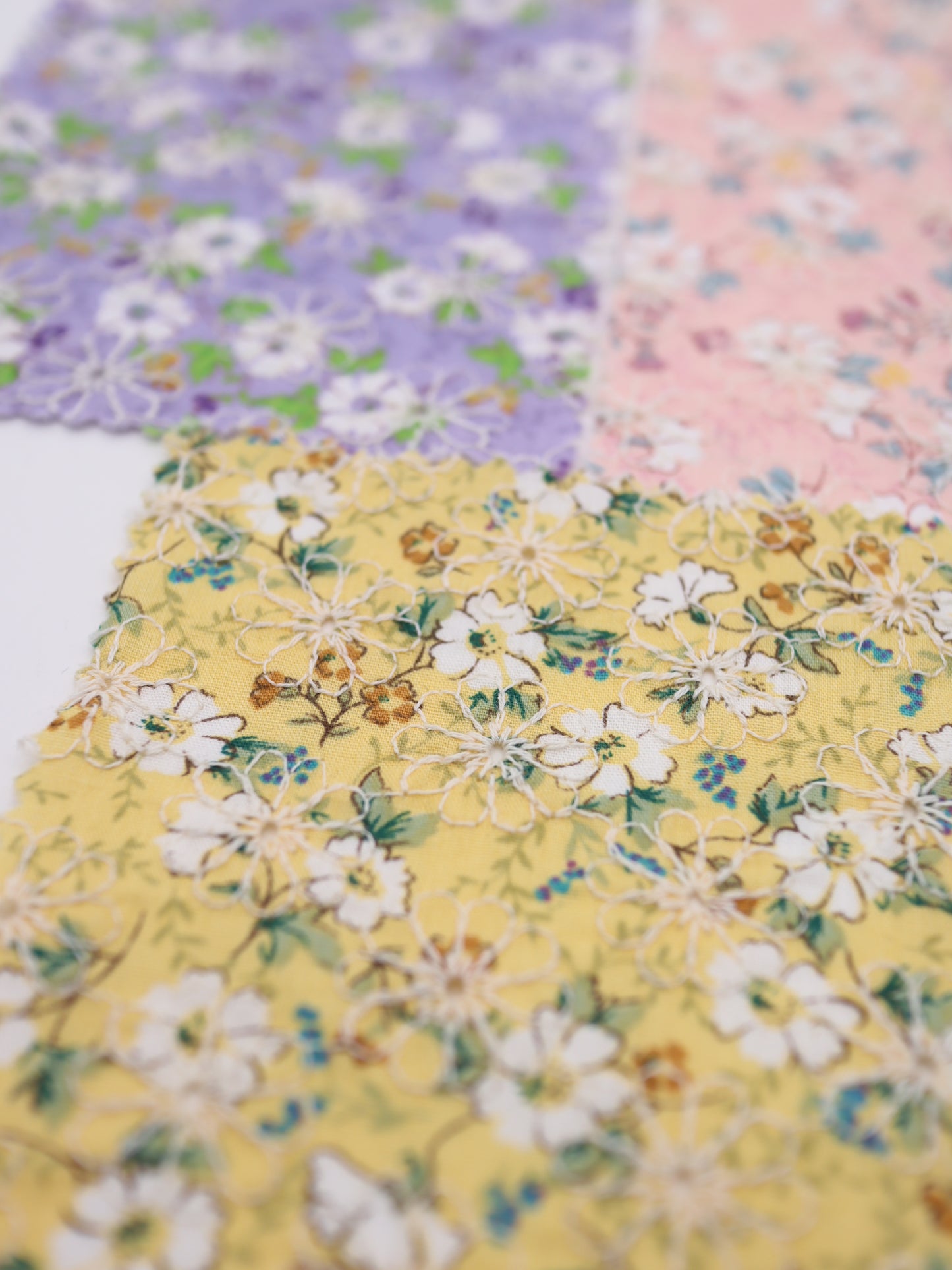 綿100%・フラワープリント×フラワー刺繍ローン生地｜【生地幅】約132センチ 【混率】綿100％｜春夏ブラウス・ワンピース・子供服向け