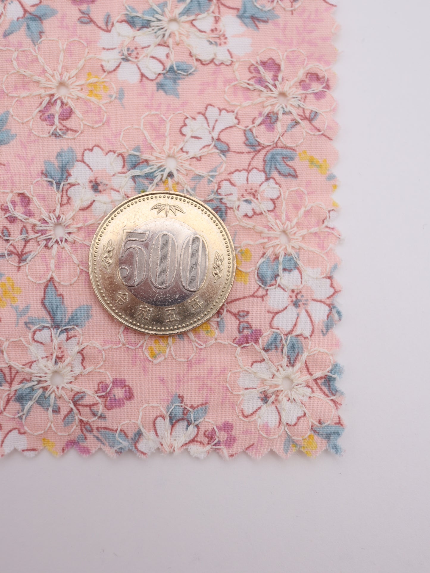 綿100%・フラワープリント×フラワー刺繍ローン生地｜【生地幅】約132センチ 【混率】綿100％｜春夏ブラウス・ワンピース・子供服向け