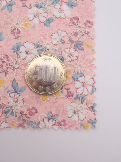 綿100%・フラワープリント×フラワー刺繍ローン生地｜【生地幅】約132センチ 【混率】綿100％｜春夏ブラウス・ワンピース・子供服向け