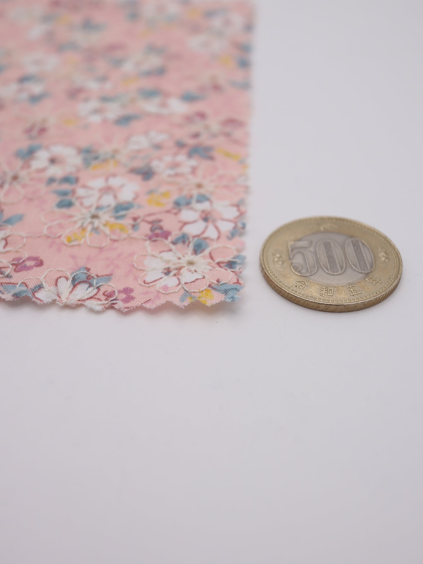綿100%・フラワープリント×フラワー刺繍ローン生地｜【生地幅】約132センチ 【混率】綿100％｜春夏ブラウス・ワンピース・子供服向け