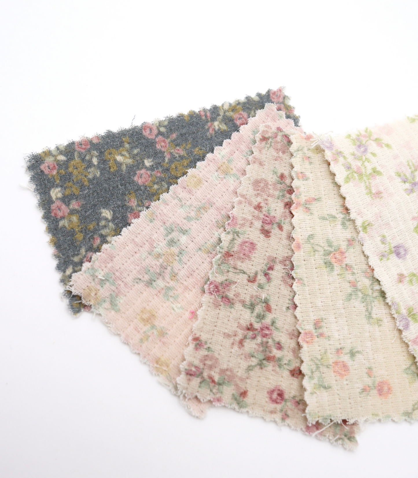 【25SS-264】小花柄プリント細キルティングヌビ　/0.5ｙあたり=～1110円